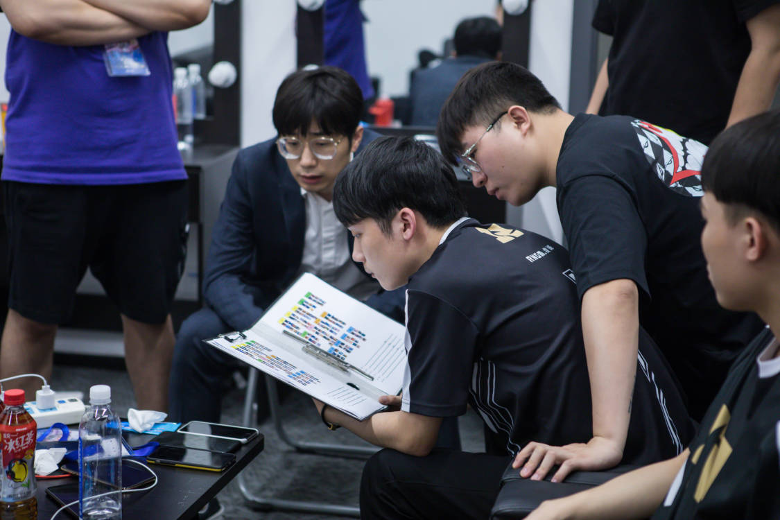 社区盾倒计时,罗马赛后遗憾出局,细节引发关注,引发热议,轮换策略成焦点 社区盾倒计时,罗马赛后遗憾出局,细节引发关注,引发热议,轮换策略成焦点